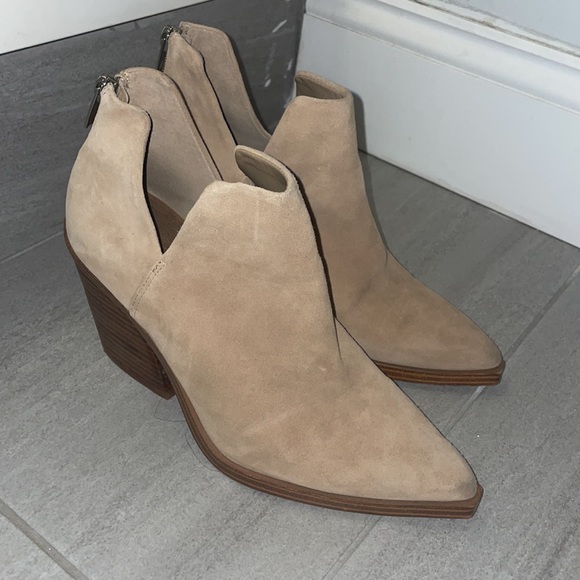 Vince camuto size 7 booties pointed toe 3” - Picture 5 of 6